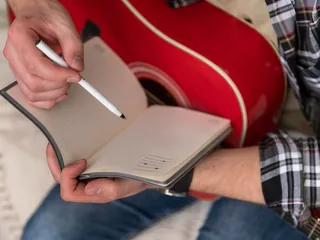 Escreva Música Incrível A partir de Poemas: Passos Para Transformar Versos em Harmonia