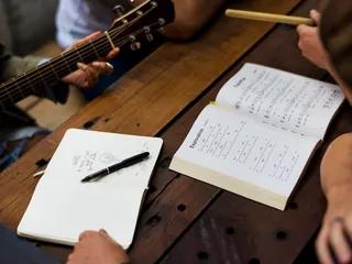 Desvenda o Segredo da Escrita de Partituras: Compreensão e Criação