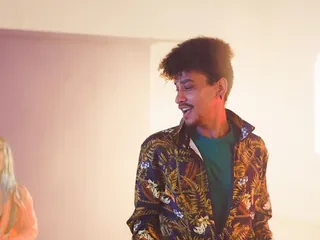 Desvendando o Segredo dos Artistas Famosos: Como eles se Rodeiam de Sucesso